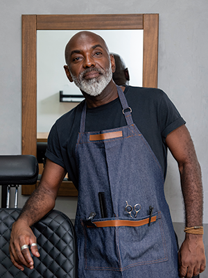 Barbeiro Osvaldo Carvalho da equipe California Barber