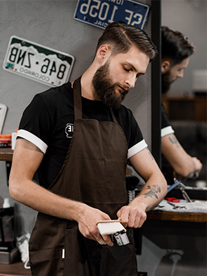 Barbeiro Miguel Cardoso da equipe California Barber