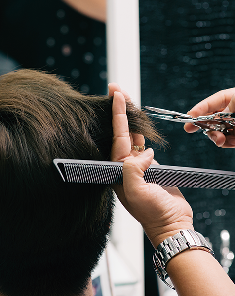 Corte de cabelo masculino apenas com tesoura